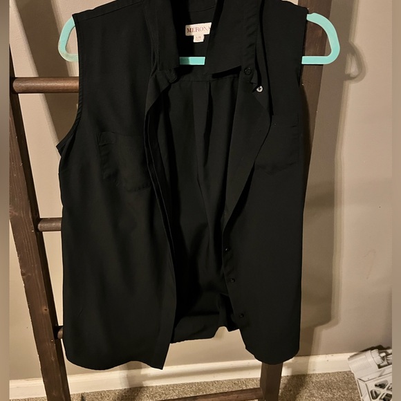 Me to a black sleeveless top size large - Picture 1 of 3